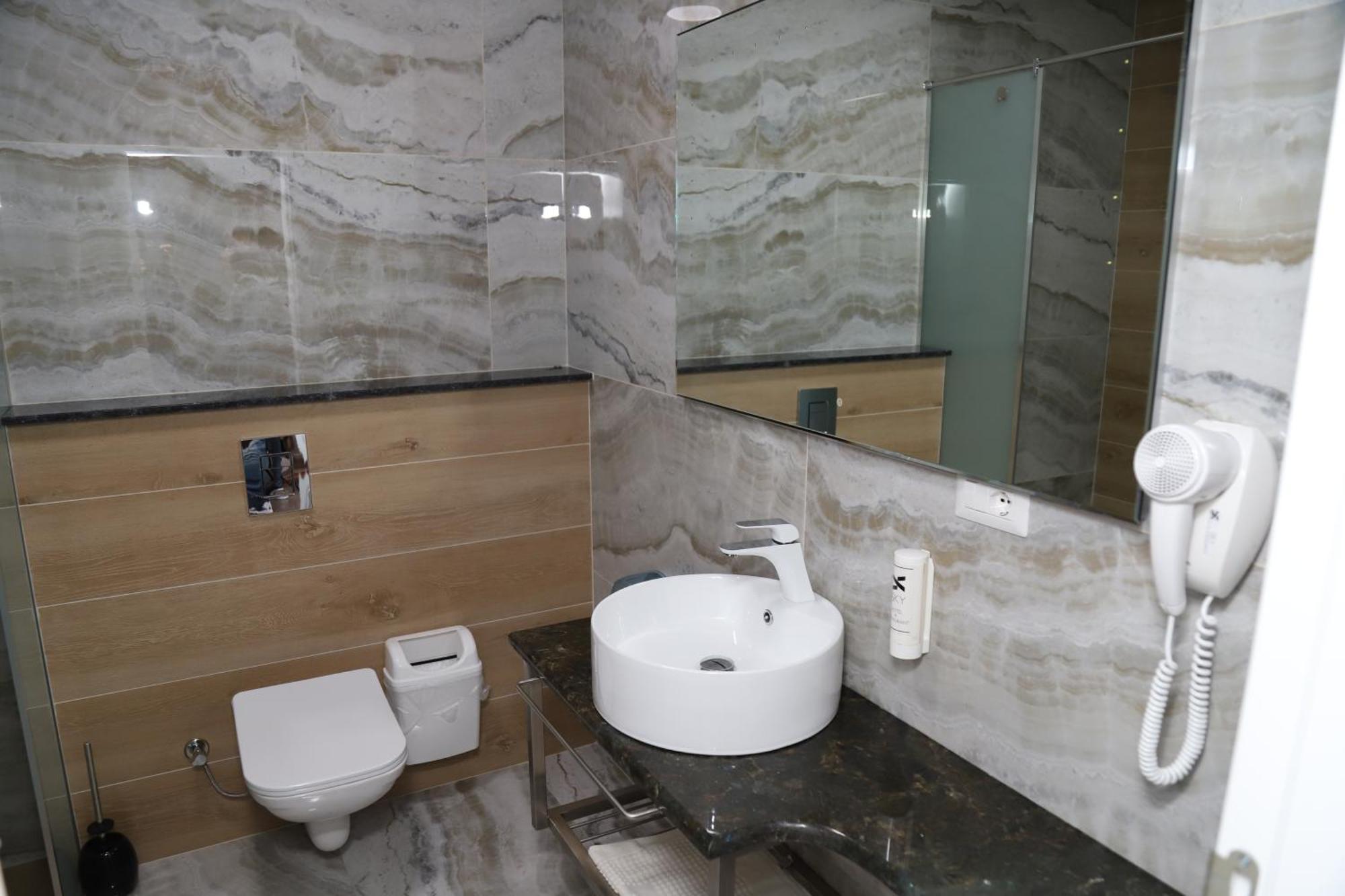 Sky Hotel Prizren Esterno foto