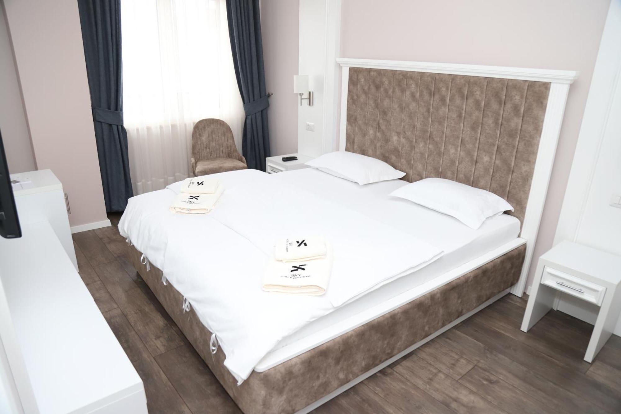 Sky Hotel Prizren Esterno foto