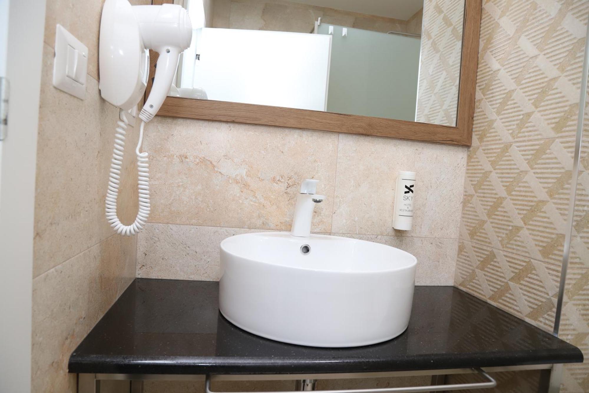 Sky Hotel Prizren Esterno foto