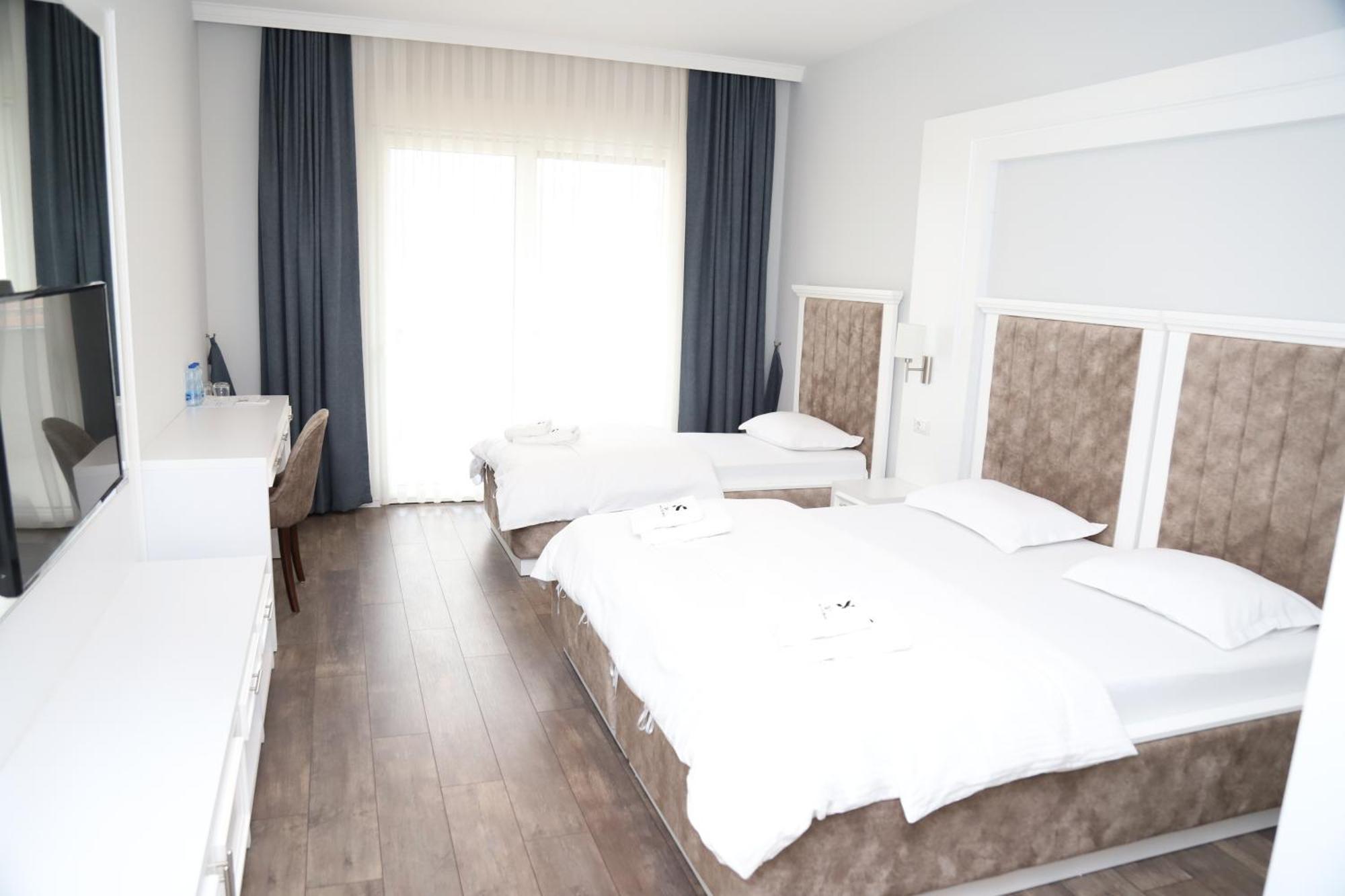 Sky Hotel Prizren Esterno foto
