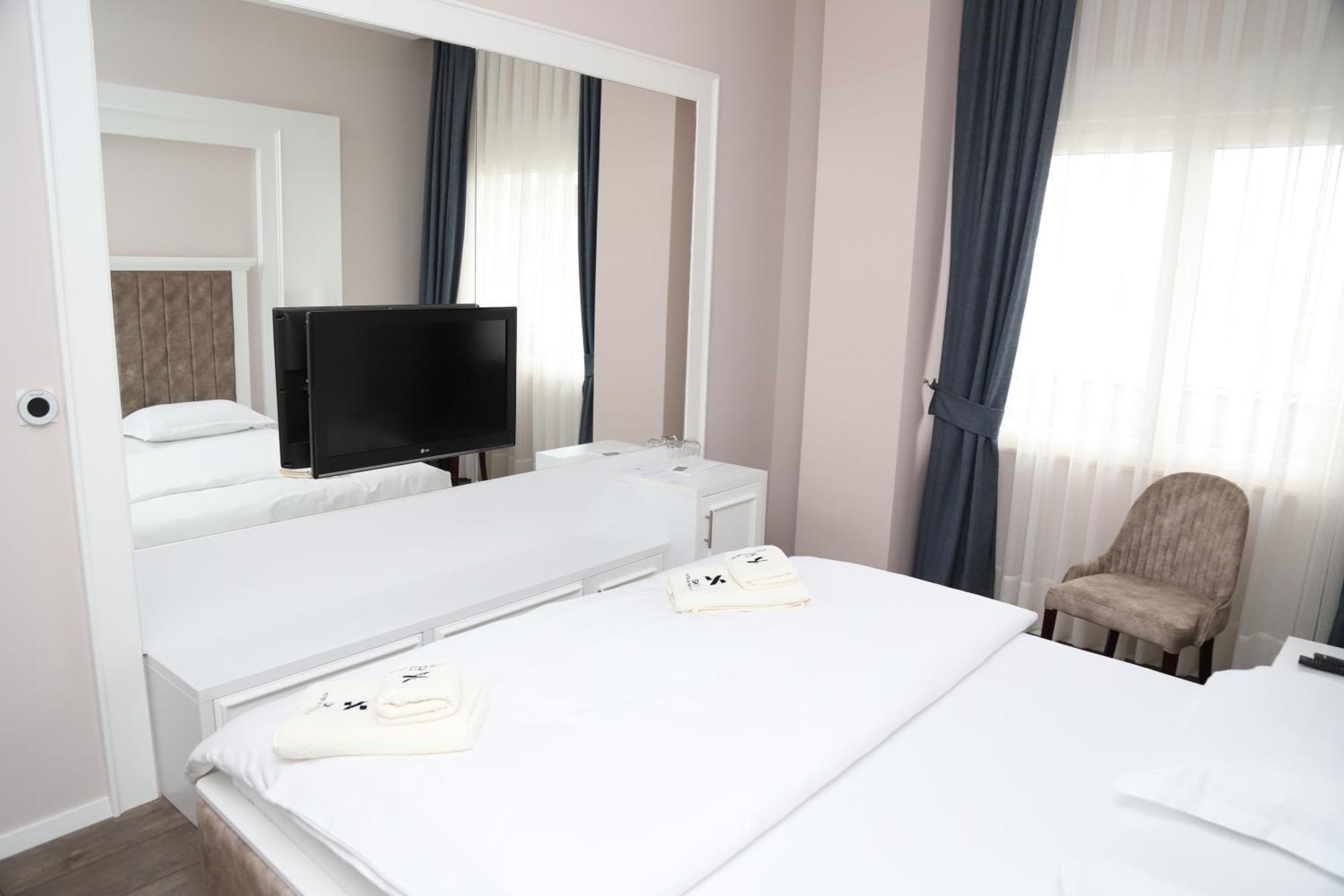 Sky Hotel Prizren Esterno foto
