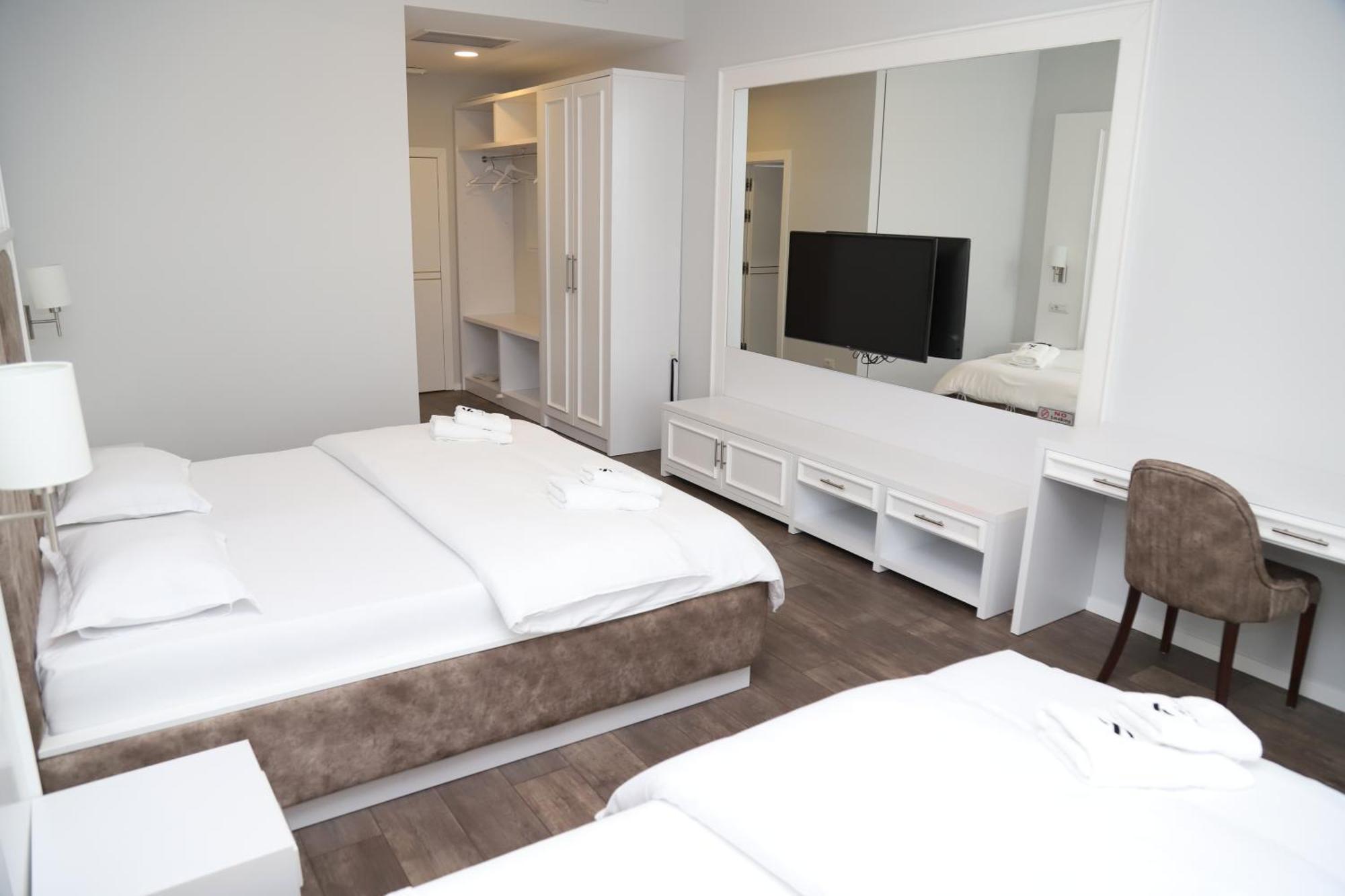 Sky Hotel Prizren Esterno foto