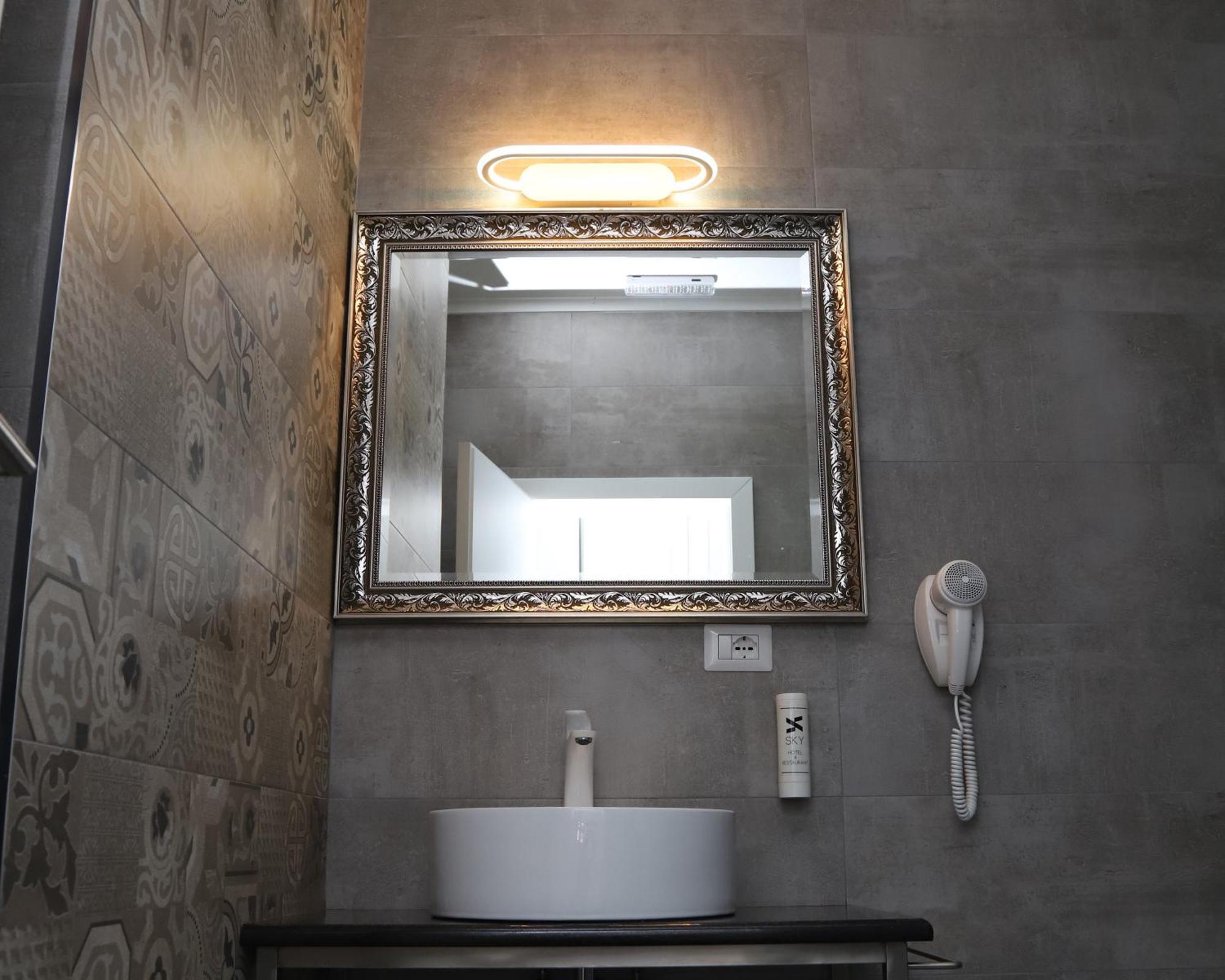 Sky Hotel Prizren Esterno foto