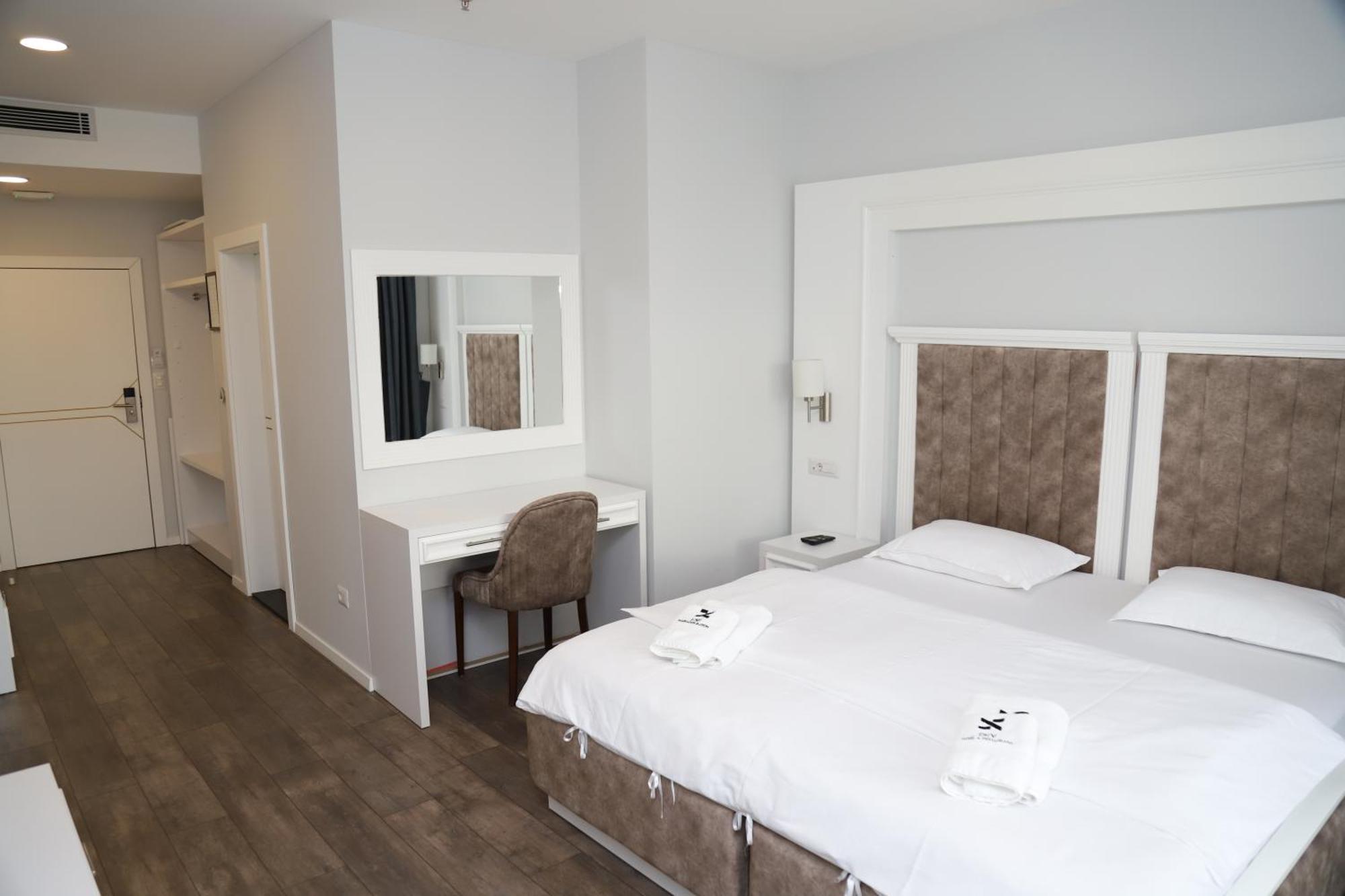 Sky Hotel Prizren Esterno foto