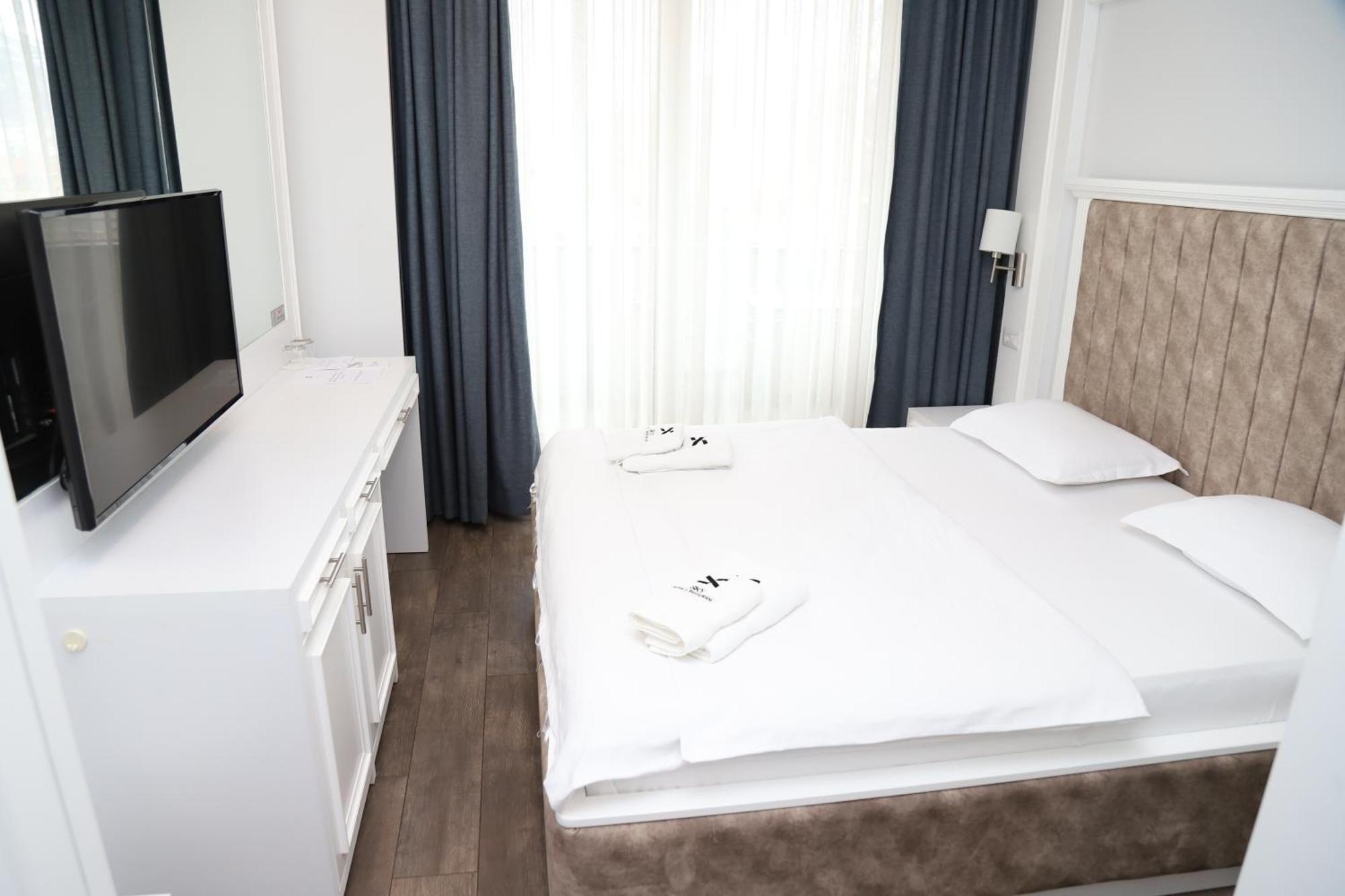 Sky Hotel Prizren Esterno foto
