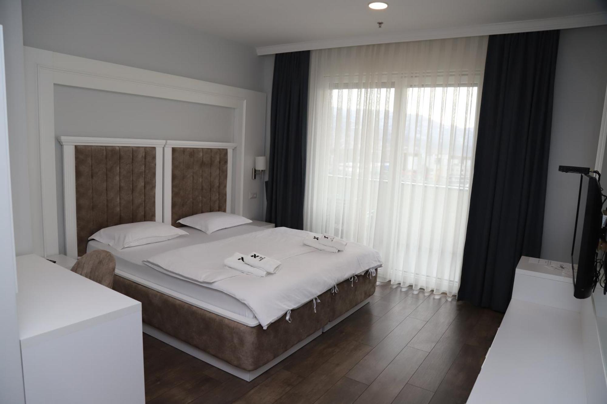 Sky Hotel Prizren Esterno foto