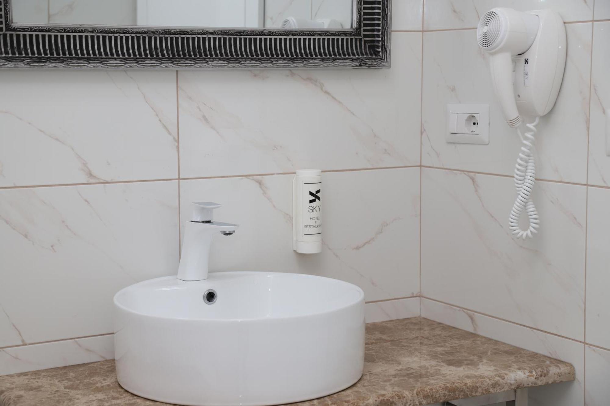 Sky Hotel Prizren Esterno foto