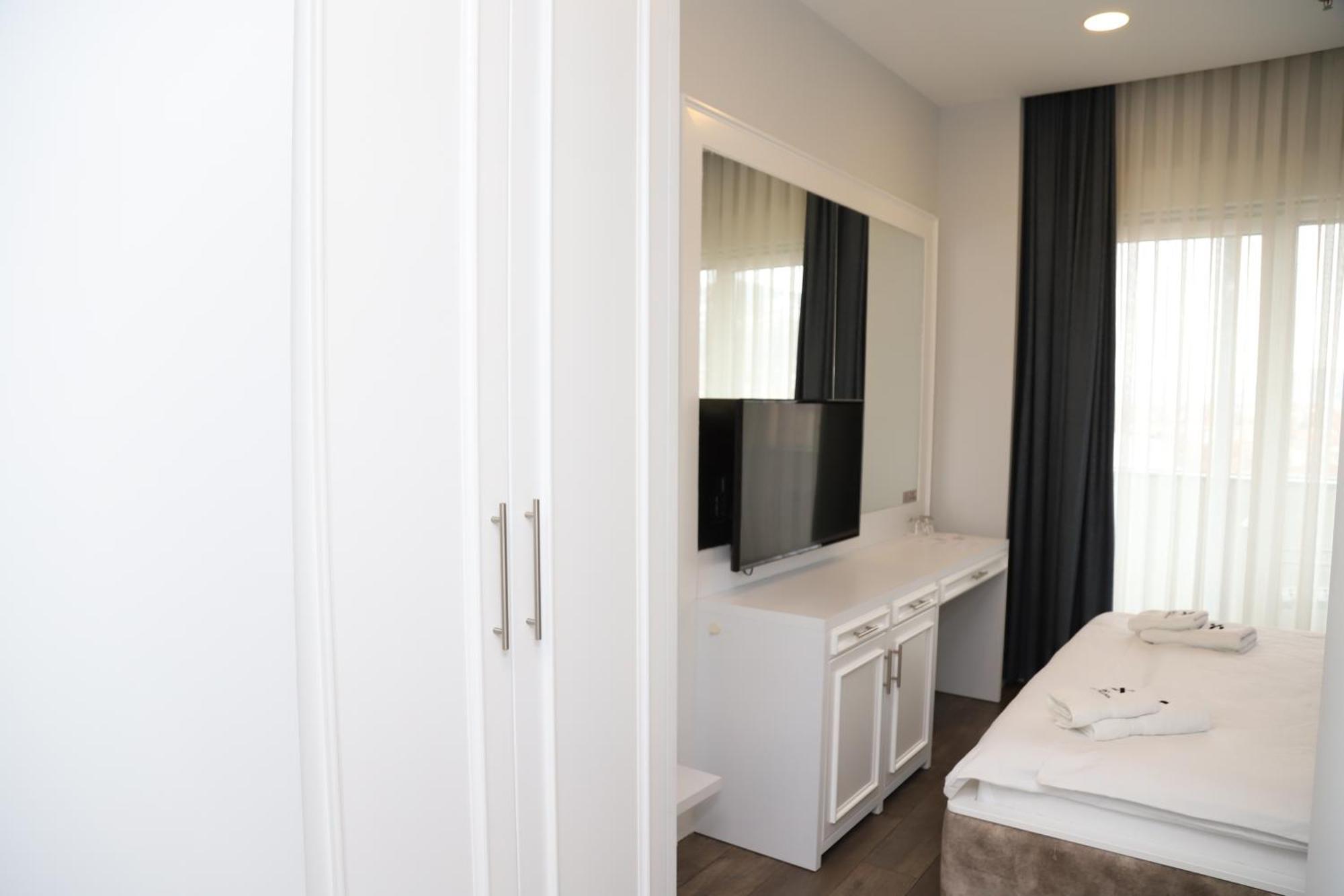 Sky Hotel Prizren Esterno foto