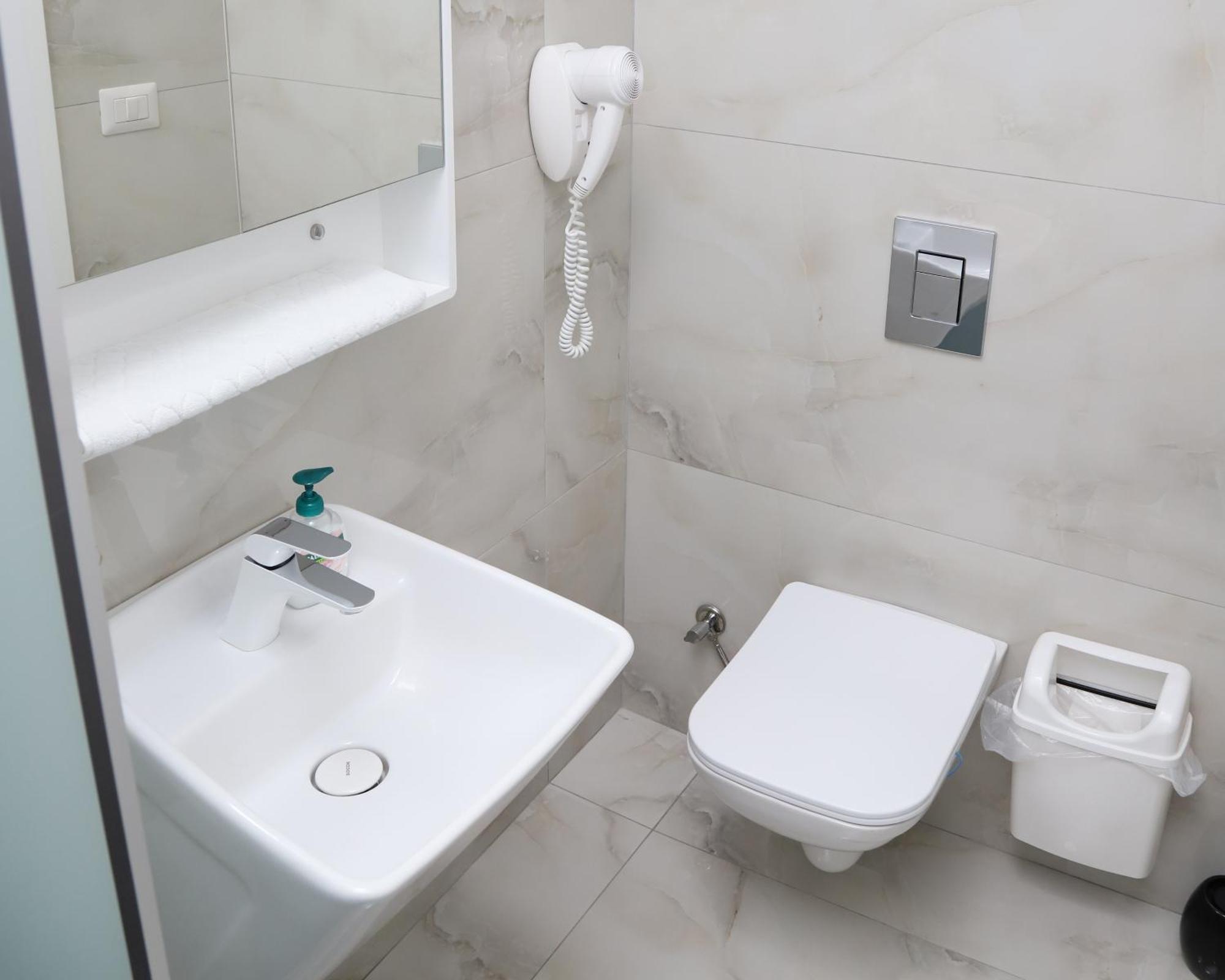Sky Hotel Prizren Esterno foto
