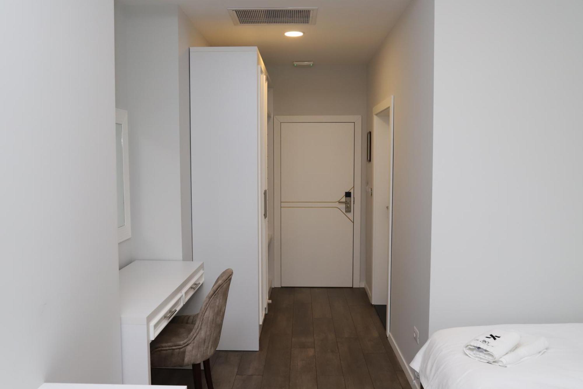 Sky Hotel Prizren Esterno foto